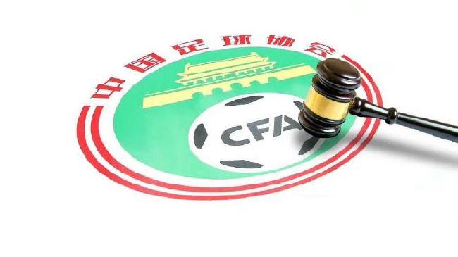 所以，他只能老老实实的说：我愿赌服输......说罢，拿起那块翡翠吊坠端详片刻，咬了咬牙，却一直狠不下心来、把翡翠吊坠吞下。